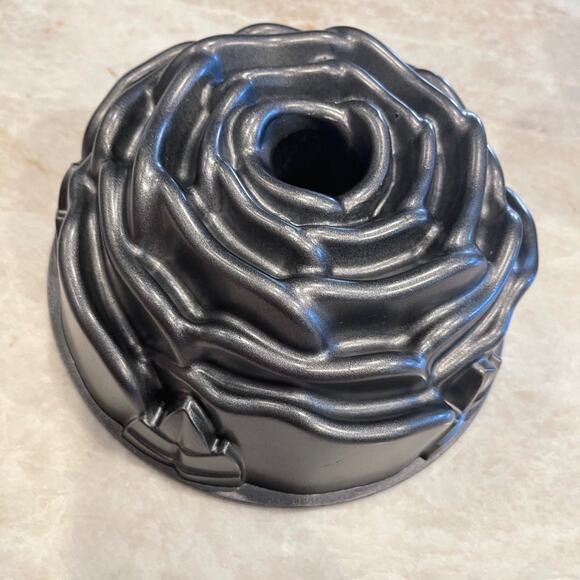 Nordic Ware Rose Bud Cake pan - Picture 1 of 10